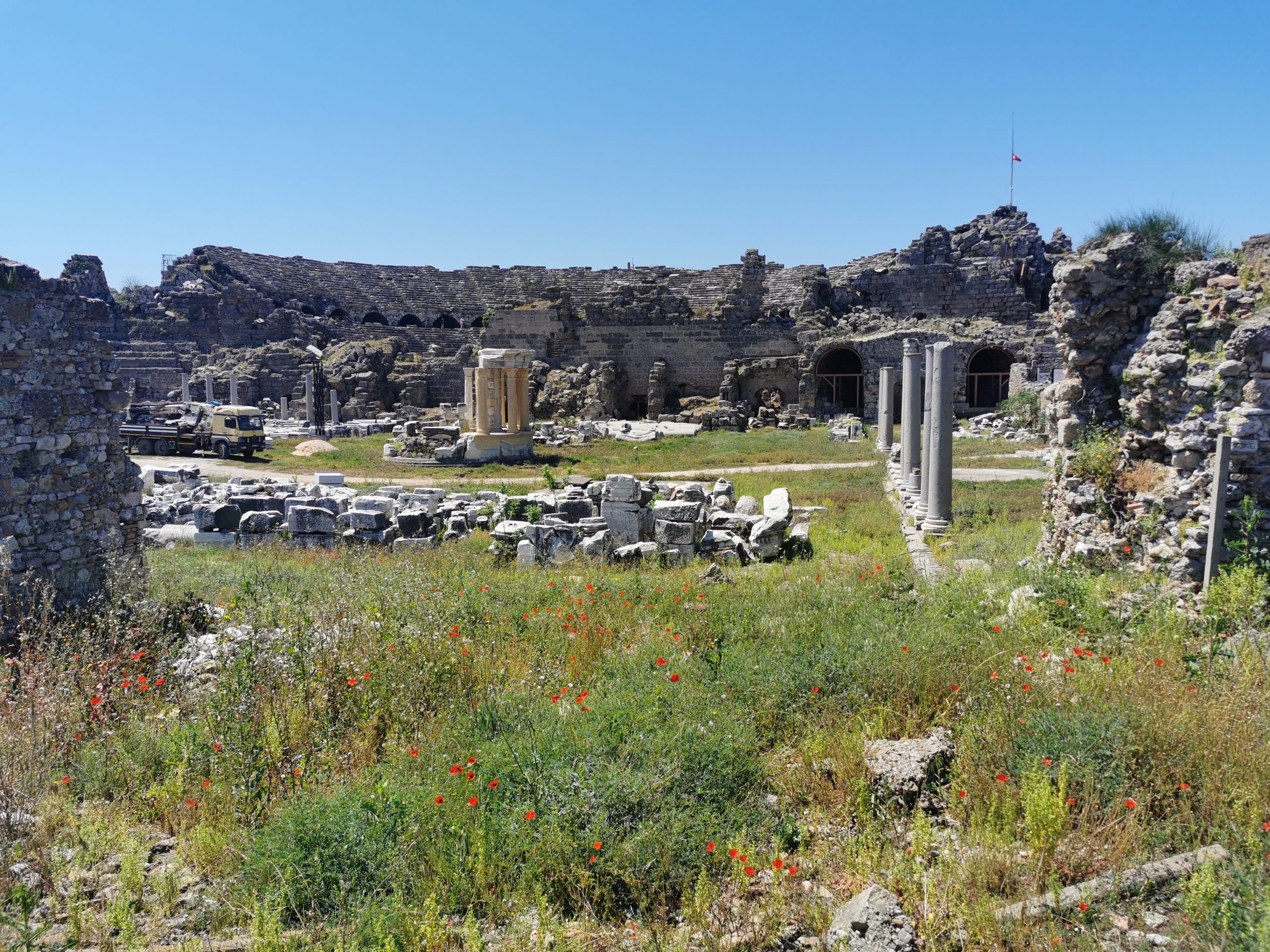 Древний театр и колизей в Сиде